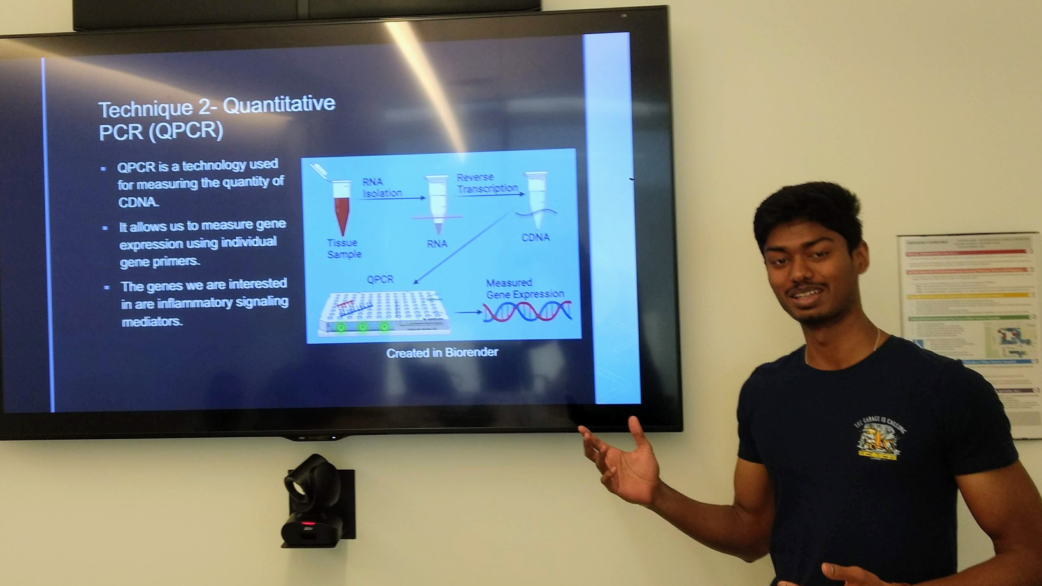 Hari presenting a poster at UURAF2022